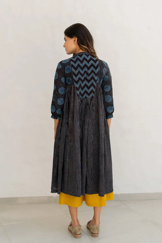 Amra black striped and indigo cotton side pleat kurta, boho hand block print - side view, polka dot sleeve