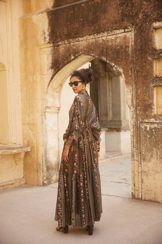 A kaftan set in black pretty florals, perfect for your modern day celebrations.