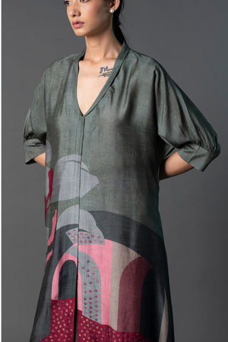 Close-up of open neckline and raglan sleeve design on grey and burgundy kurta. Perfect for festive occasions, Casual outings, Events.