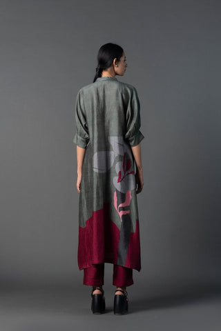 Back view of grey and burgundy kurta set with raglan sleeves and relaxed A-line cut.