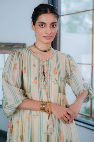 Close up of model wearing ivory floral and Stripe printed kurta set.