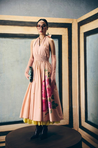 An effortless soft pink summer dress crafted in breathable poplin fabric, featuring a delicate floral placement print for a fresh and feminine look. Perfect for vacations, brunch outings, resort wear, and elevated summer styling.