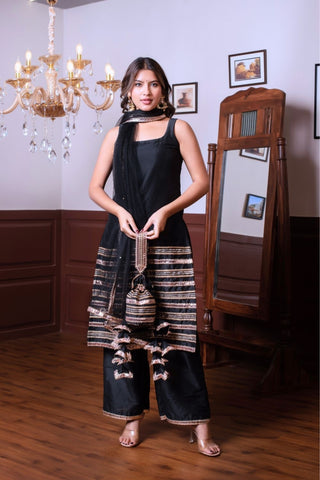 Full outfit look of Ghazal peach taffeta silk kurta set with golden patti detailing, women’s ethnic wear ensemble ideal for festive occasions, weddings and celebrations.