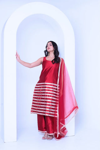 Red silk sleeveless kurta set with golden patti border design by Ghazal, women’s ethnic wear outfit, lightweight festive kurta set perfect for weddings, parties and traditional occasions.