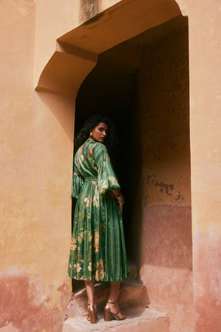 A midi dress resort look outfit