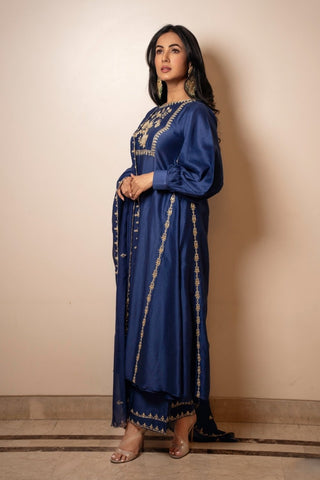 Sonal Chauhan wearing an electric blue chiniya silk kurta set with antique gold anar motif hand embroidery on the yoke and detailed embroidered pants. Designed by Paulmi and Harsh.