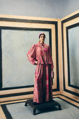 Stylish pink checkered set with a flared godet shirt and matching printed trousers. A lively and coordinated look that blends comfort with modern daywear elegance.