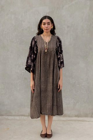 Inari grey and black cotton kaftan sleeve midi dress, boho hand block print. Women's grey and black cotton midi dress with kaftan sleeves, styled for weekend outings, holidays and casual daytime occasions.